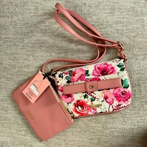 This is a little hand bag, perfect for quick errands, also great for parties!